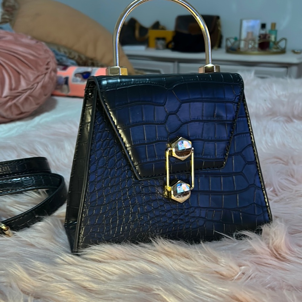 Badgley Mischka black hand bag. Crossbody black bag. Black clutch.